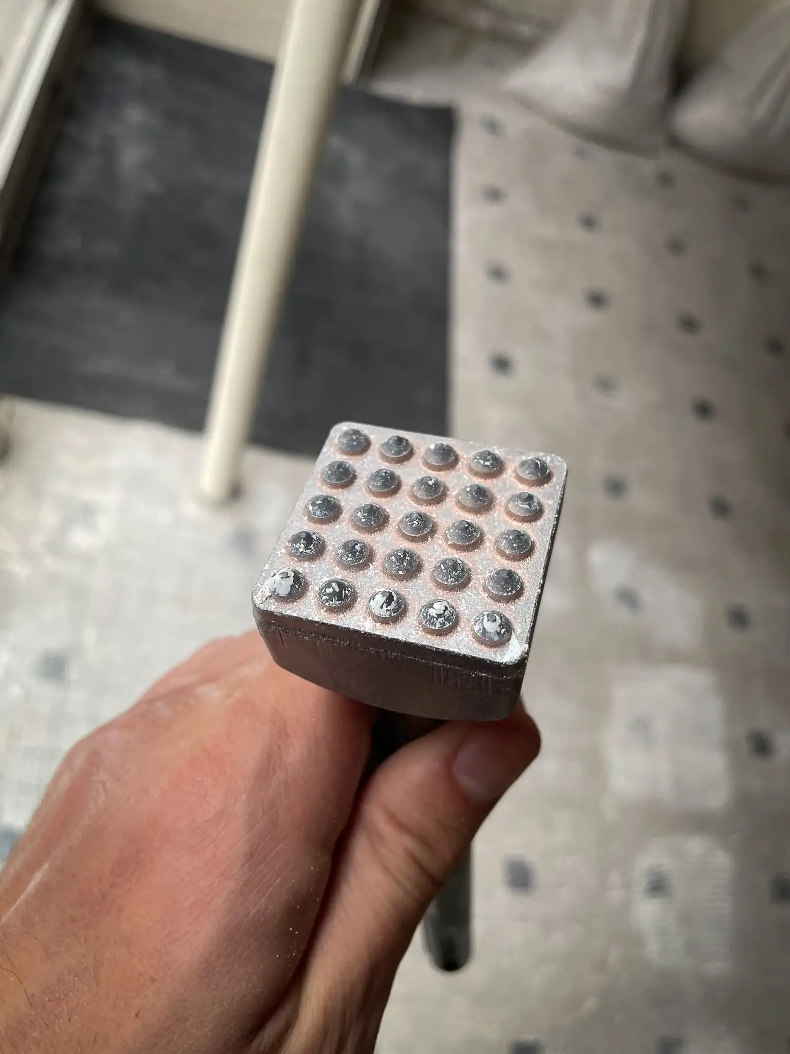 bouchardage de l'enduit ciment existant